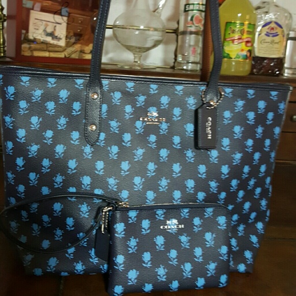 Coach AUTHENTIC Badlands tote and wristlet  !