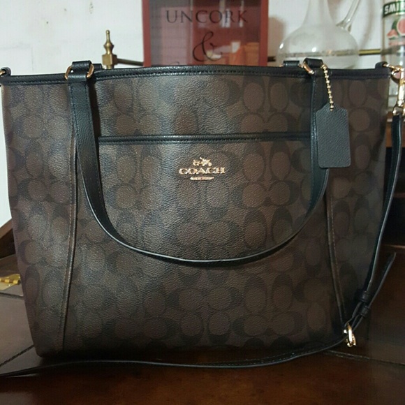 Coach AUTHENTIC Signature Pocket Tote  !