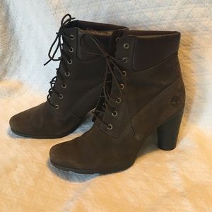 Brown leather Timberland lace up boots.