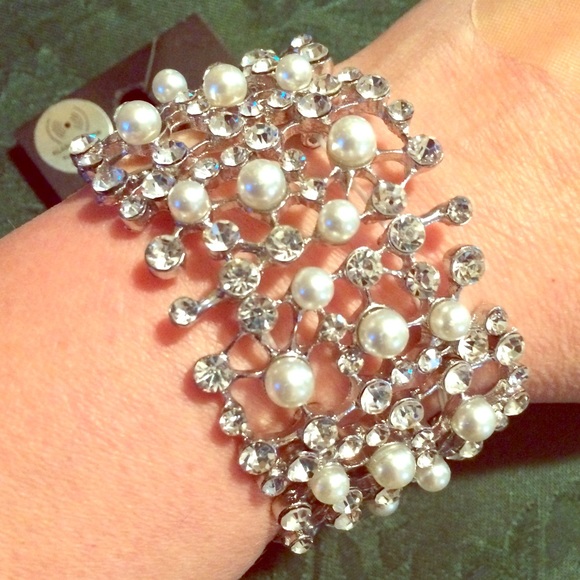 Silvertone pearl and crystal stretch bracelet😍