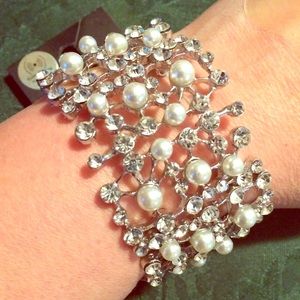 Silvertone pearl and crystal stretch bracelet😍