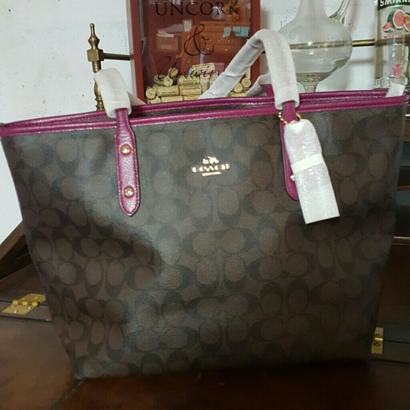 Coach AUTHENTIC City Zip Tote! NWT  !