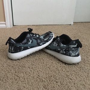 MENS CAMO ROSHES SZ. 9.5