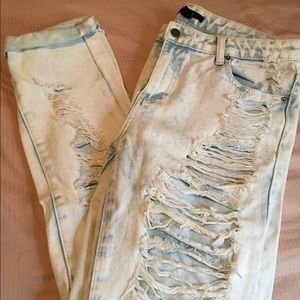 Super distressed boyfriend jeans