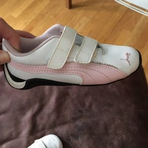 Size 8 toddler puma sneakers in great condition!!