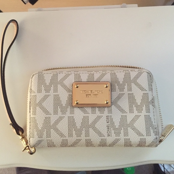 Michael Kors Handbags - Michael Kors wallet / wristlet
