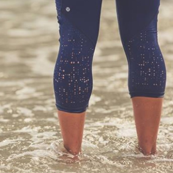 Lululemon Waterbound Crop 6