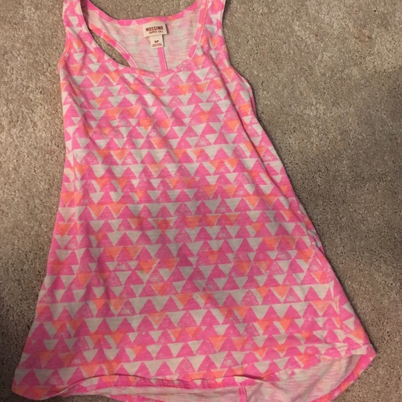 Cool patterned razor back tank top.