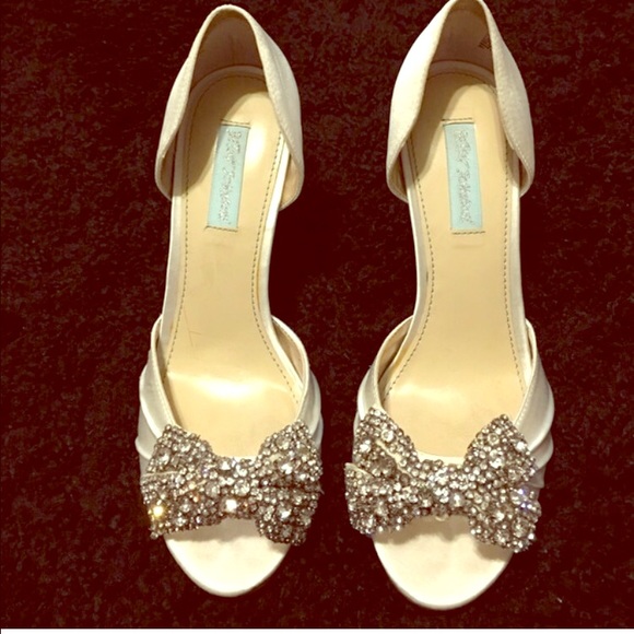 Beautiful Betsey Johnson Blue Ivory Wedding heel