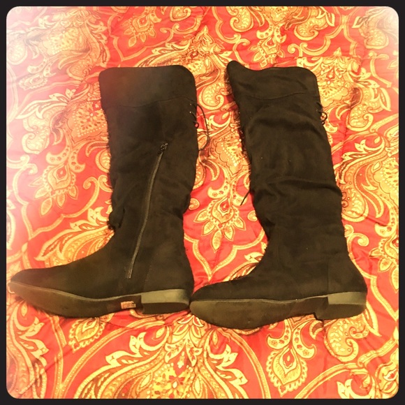 Flat high boots