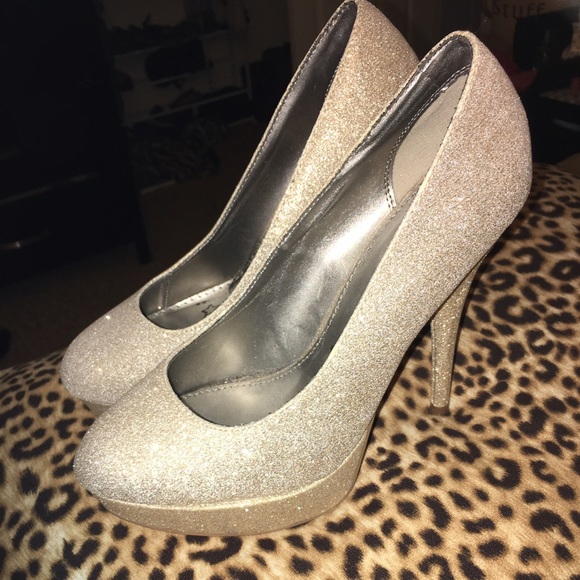 Shoes - Women's gold glitter heels 👠