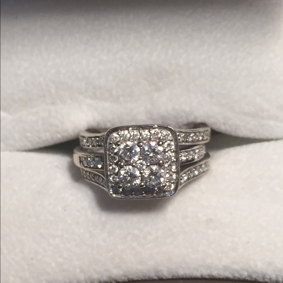 Jewelry - STUNNING 1.5 carat weight engagement ring!!