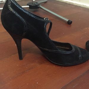 Victor Black Rounded Toe Pumps