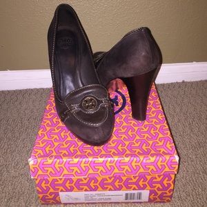 Tory Burch pump.