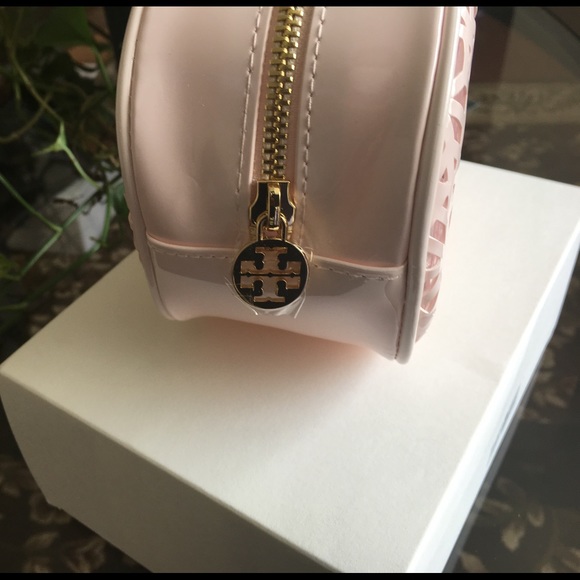 🎉HP🎉TORY BURCH PATENT LEATHER COSMETIC BAG - Picture 2 of 4