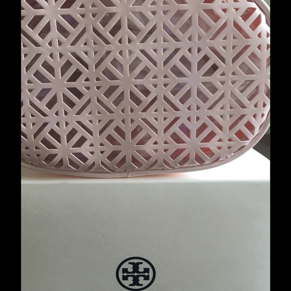 🎉HP🎉TORY BURCH PATENT LEATHER COSMETIC BAG - Picture 3 of 4