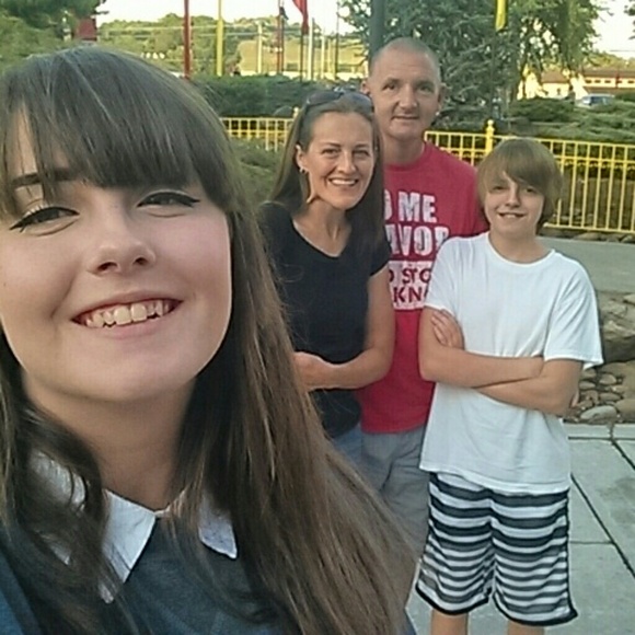 Meet your Posher, Melanie 💙 - Picture 3 of 7