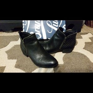 Lucky Brand Bartolino booties. Black