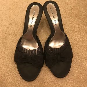 Black kitten heel shoes with bow