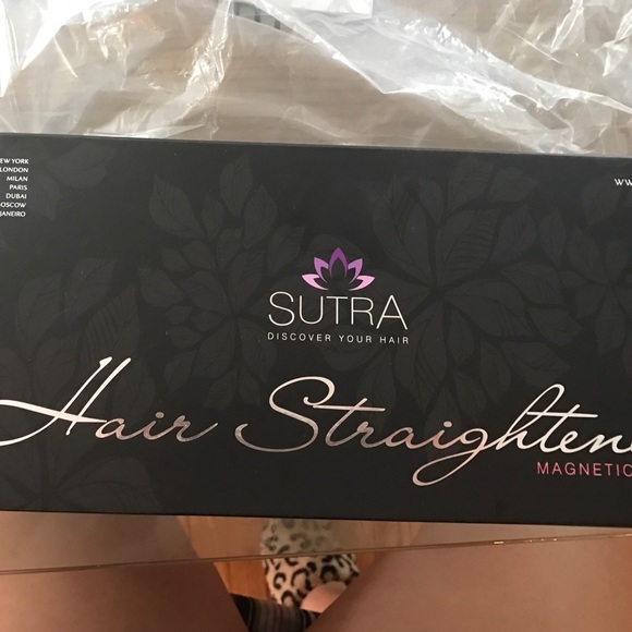 Sutra Hair Straightener w/ Magnetic Plates - Picture 1 of 4