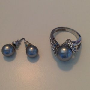 PRICE DROP! SIlver/grey pearl ring, 7, earrings