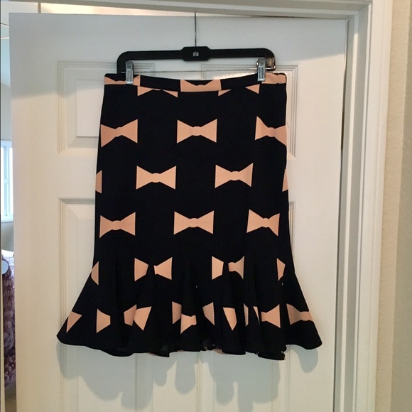 Adorable trumpet hem skirt
