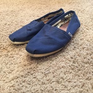 Navy toms
