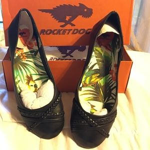 Closed toe flat shoes