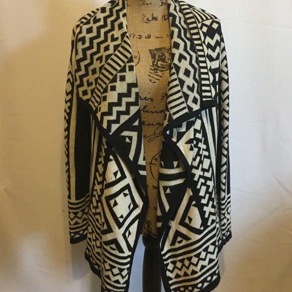 Sweaters - Ivory and black patterned sweater sz M