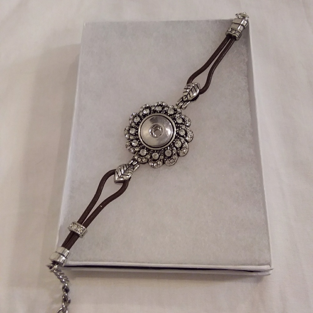 Bangle bracelet, snap button pendant - Picture 2 of 5