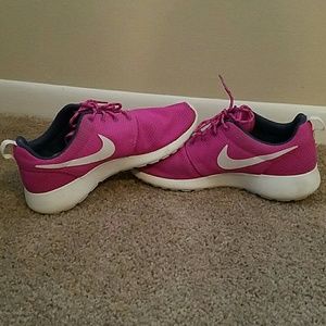 Pink Nike roshe