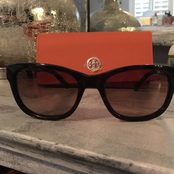 Tory burch sunglasses with case - Picture 6 of 9