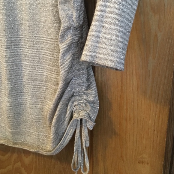 Cute express pullover! - Picture 3 of 4