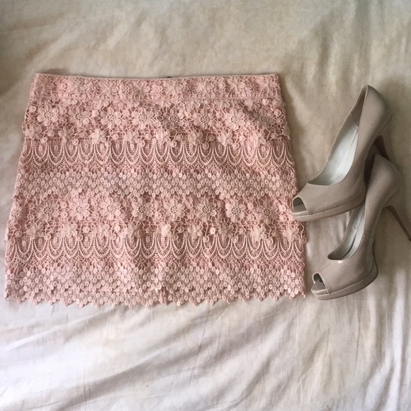 🎉🎉HP🎉🎉American Eagle Mini Crochet Blush Skirt - Picture 1 of 3