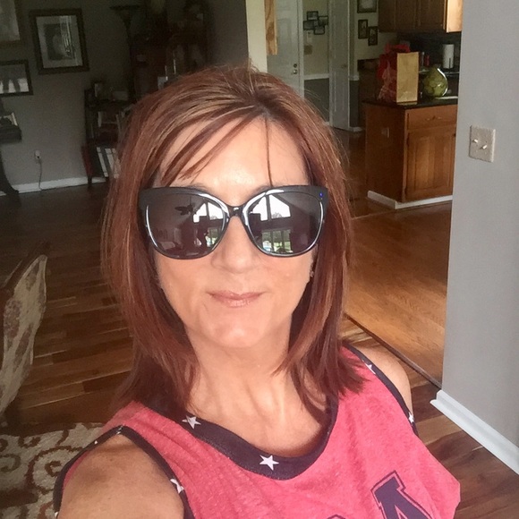 Meet your Posher, Denise - Picture 2 of 2