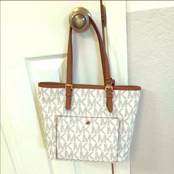 Michael Kors Handbags - MK jet set med vanilla