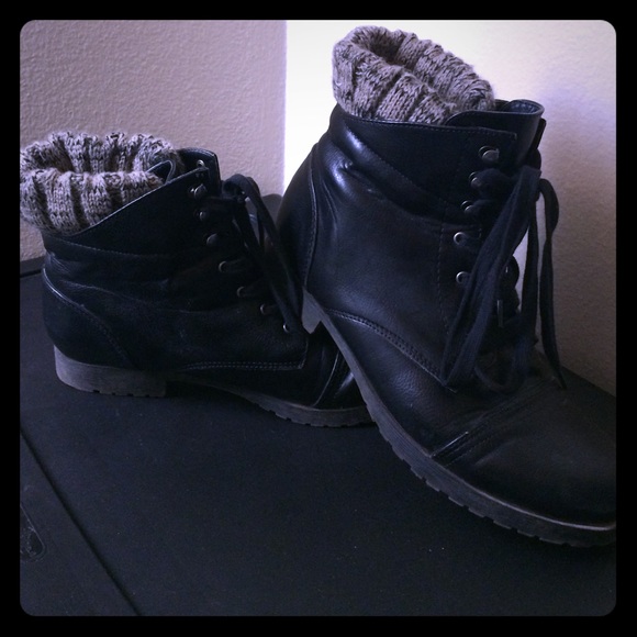 Cute black sweater boots sz 9