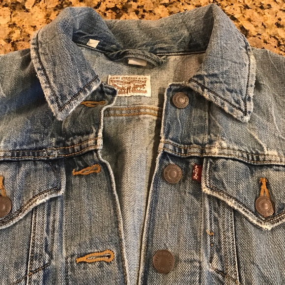 ⚡️SALE⚡️Levi's Distressed Denim Jacket 🌈 - Picture 2 of 6
