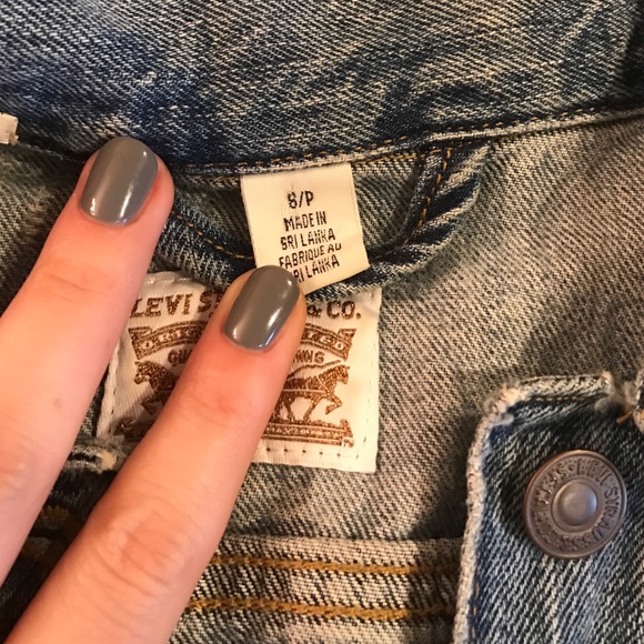 ⚡️SALE⚡️Levi's Distressed Denim Jacket 🌈 - Picture 4 of 6