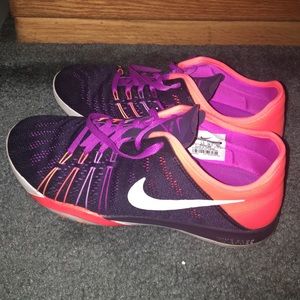 Womens nike free shoes!