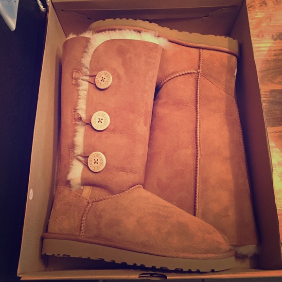 Brand-new AUTHENTIC Bailey Triplet UGGs!