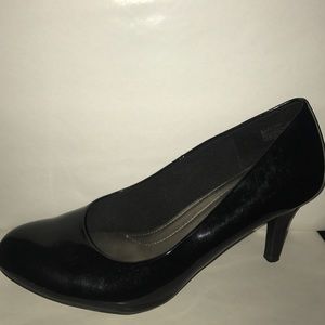 Low black heels w comfort sole