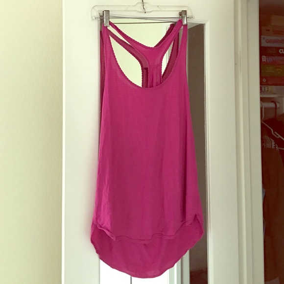 Lululemon workout tank with scallop borders.