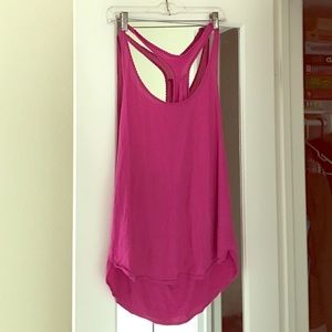 Lululemon workout tank with scallop borders.