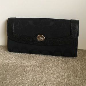 Coach turnlock checkbook wallet: black