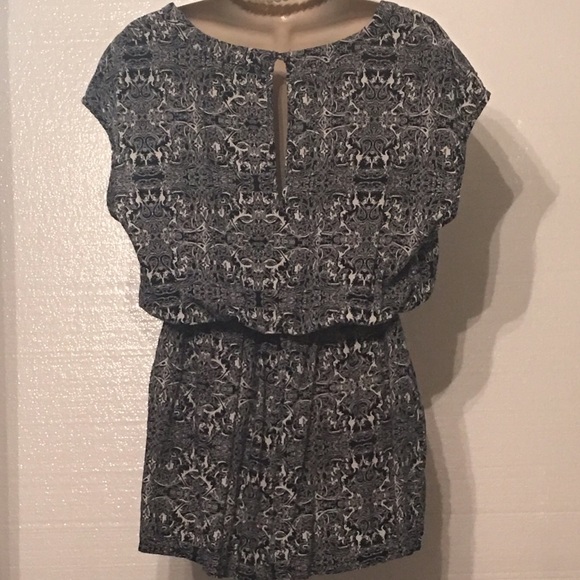 Classy Romper - Picture 2 of 4