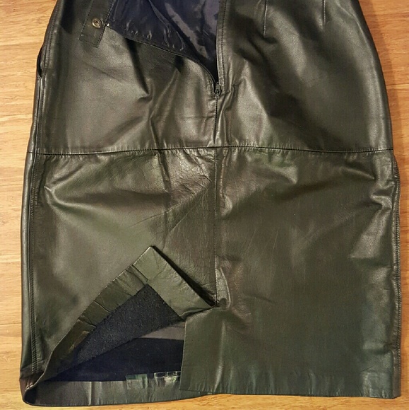 Vintage black leather skirt - Picture 3 of 3