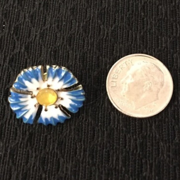 ❤️️🌺 Betsy Johnson Floral Earrings🌺❤️️ - Picture 2 of 3