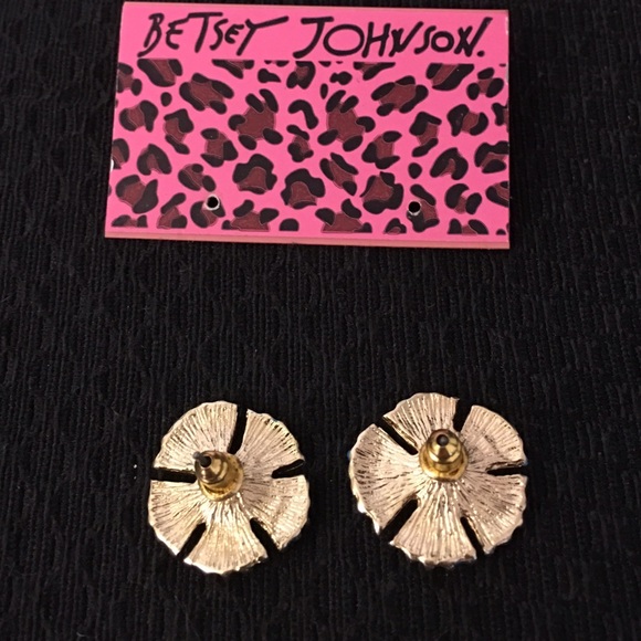 ❤️️🌺 Betsy Johnson Floral Earrings🌺❤️️ - Picture 3 of 3