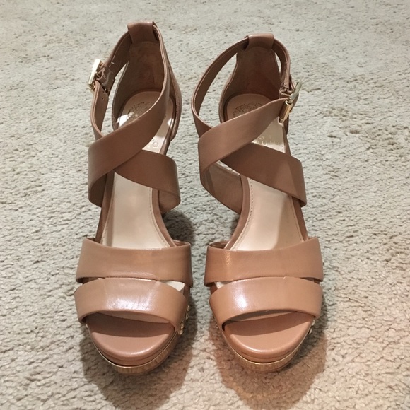Tan/gold Vince Camuto Wedges